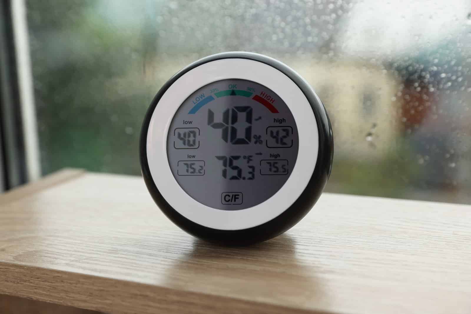Hygrometer viser for høj luftfugtighed i boligen