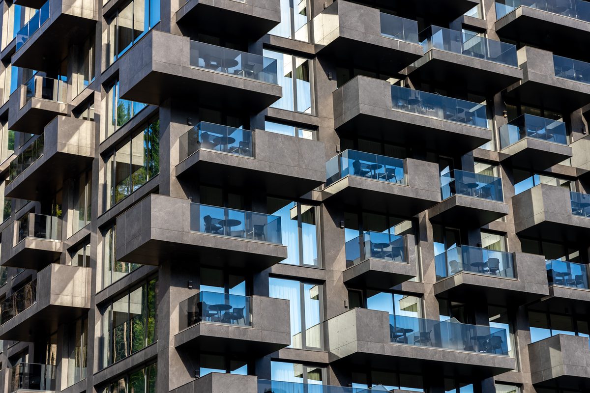 Moderne etagebyggeri med altaner – nybyggeri kan have byggefugt og skimmel