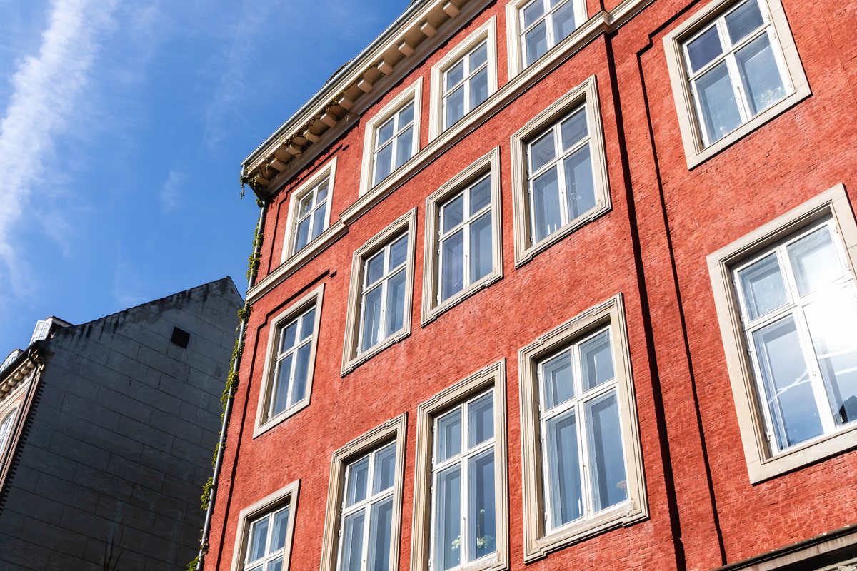 Rød murstensejendom i København klar til byggeteknisk gennemgang