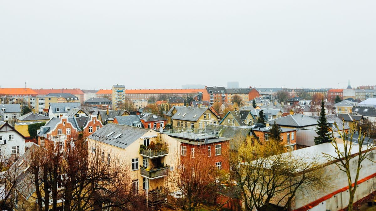 Udsigt over tage og boligområder i Storkøbenhavn, hvor aakdrift dækker som byggesagkyndig