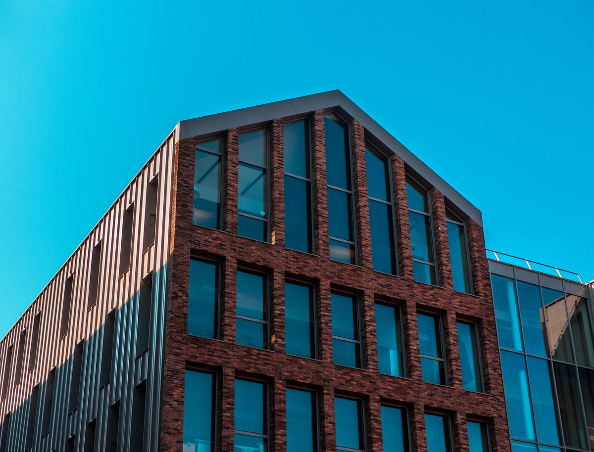Fugtundersøgelse af erhvervsbygning – moderne kontorbygning i mursten og glas
