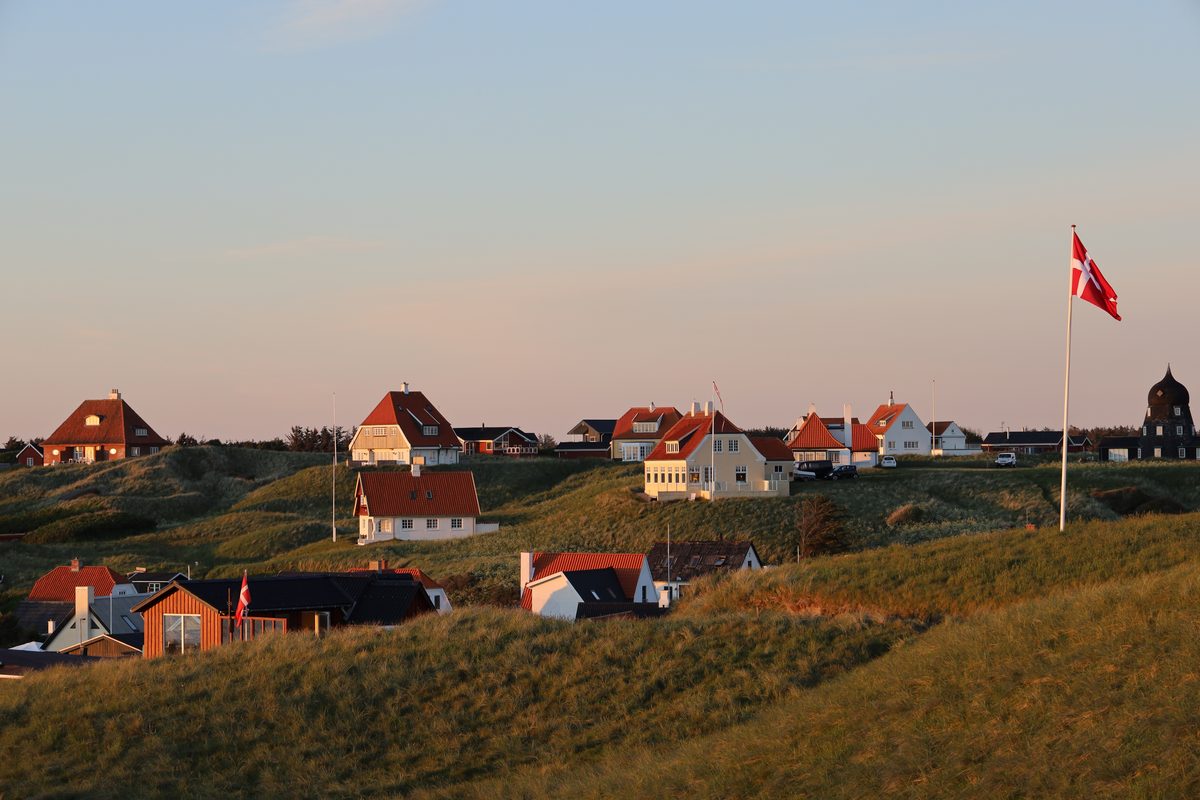 Fugtundersøgelse på Sjælland – danske huse med røde tegltage og Dannebrog
