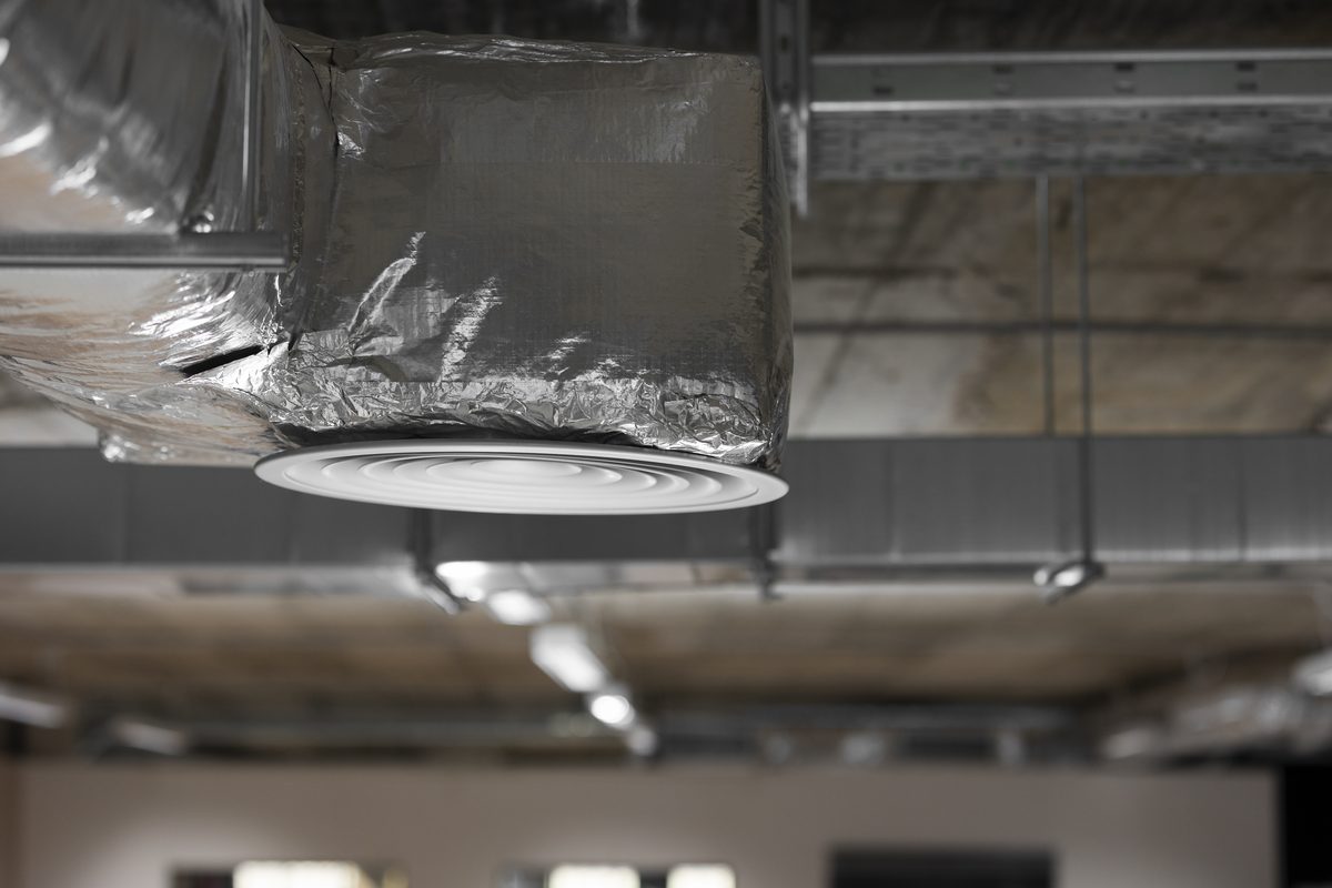 Ventilationskanaler under loftet i erhvervslokale – ventilation er afgørende for fugt og kondens